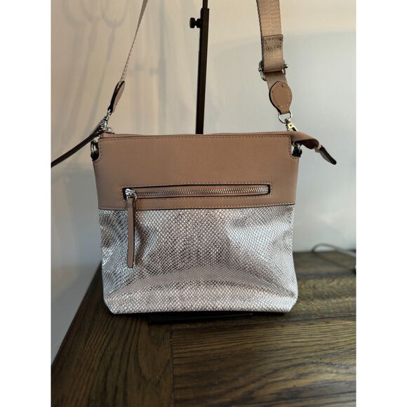 Gorgeous Sondra Roberts Squared crossbody; metalic silver and taupe - Picture 7 of 9